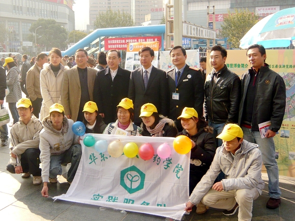 共青团各位领导与成人影片
大学生志愿者合影