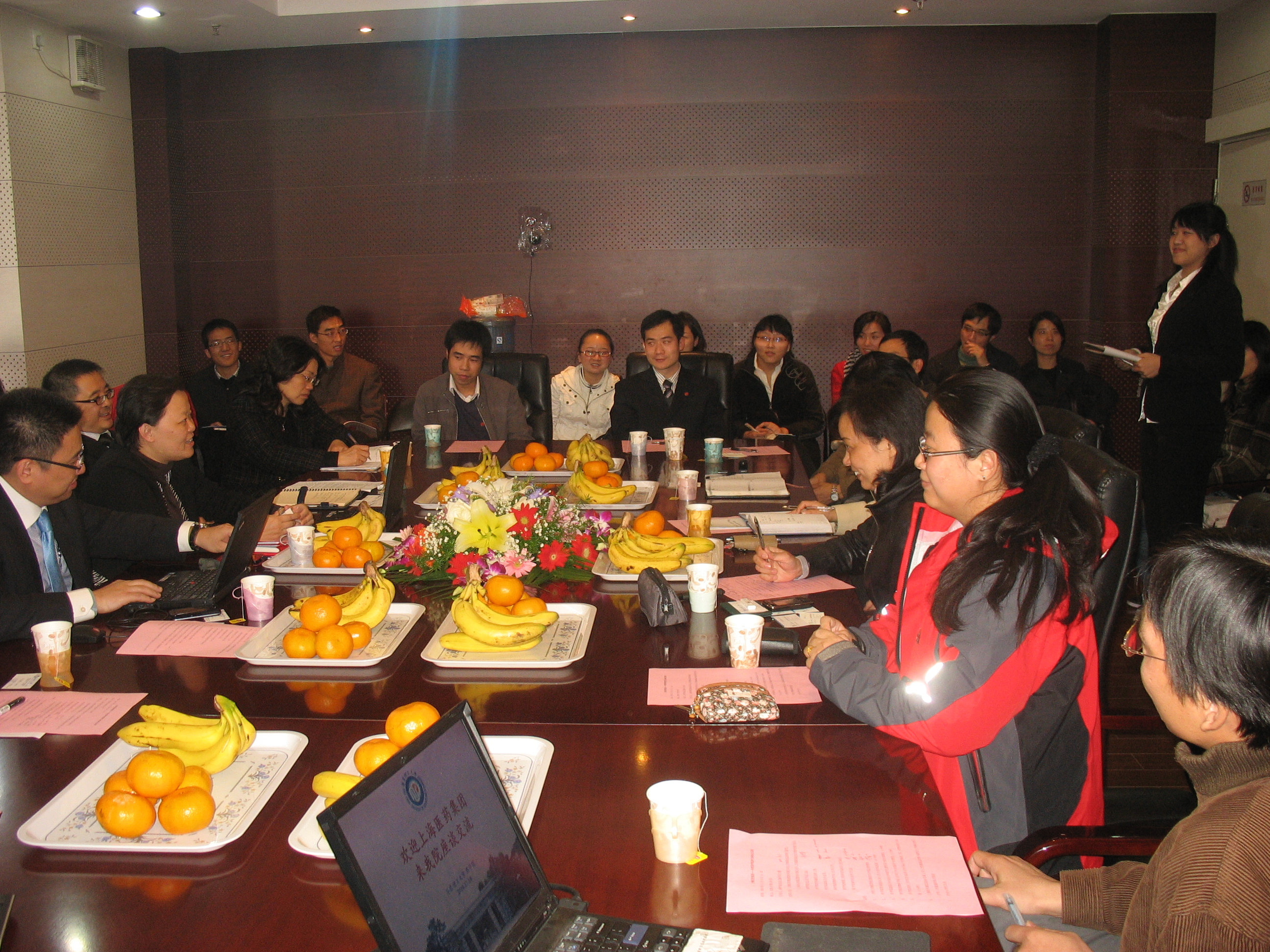 上药集团代表与成人影片
毕业生交流